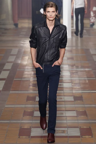 Look 25